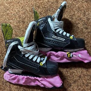 Bauer Supreme Black like new skates size 3.5